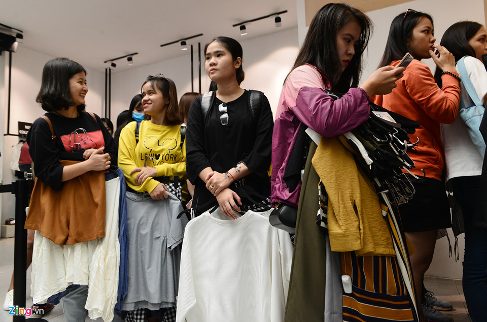 Sài Gòn tràn ngập giảm giá Black Friday, khách vẫn khó mua hàng ưng ý