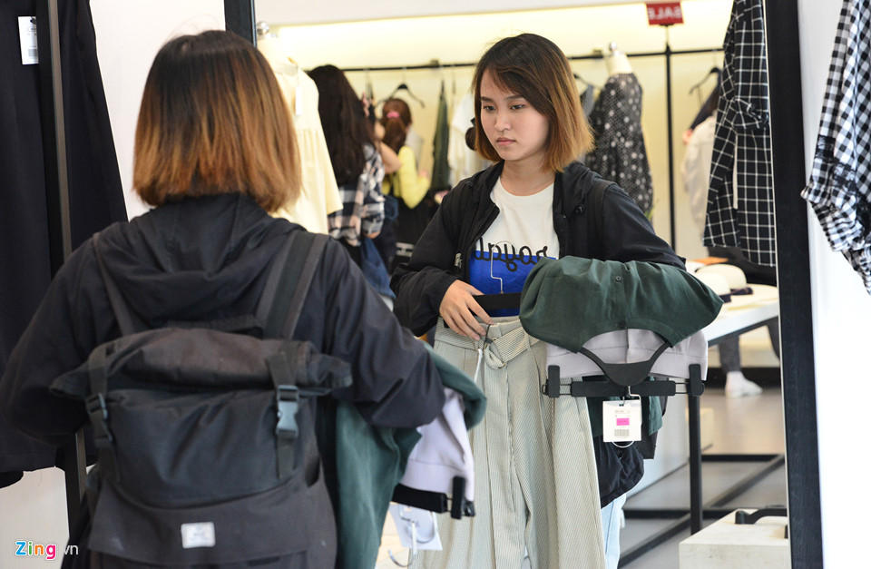 Sài Gòn tràn ngập giảm giá Black Friday, khách vẫn khó mua hàng ưng ý