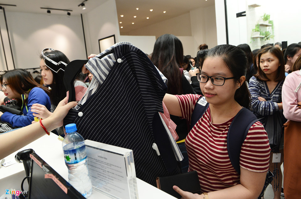 Sài Gòn tràn ngập giảm giá Black Friday, khách vẫn khó mua hàng ưng ý