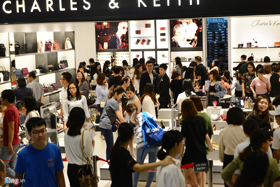 Sài Gòn tràn ngập giảm giá Black Friday, khách vẫn khó mua hàng ưng ý