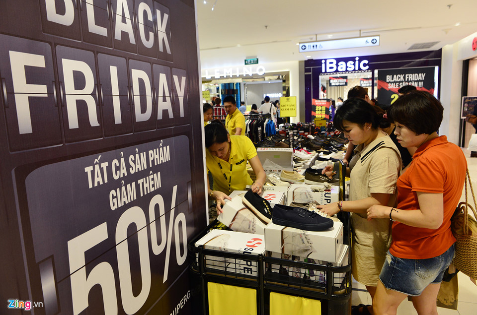 Sài Gòn tràn ngập giảm giá Black Friday, khách vẫn khó mua hàng ưng ý