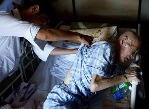 Người già Nhật Bản chọn chết ở nhà vì bệnh viện thiếu giường