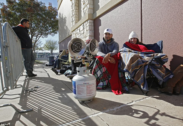 Người Mỹ xếp hàng từ đêm để săn hàng Black Friday