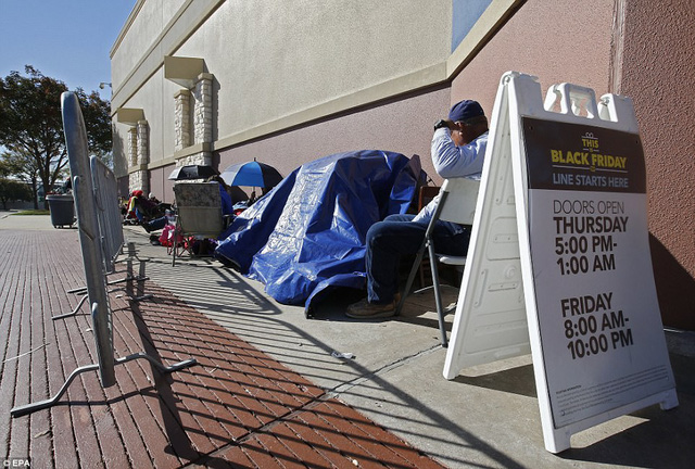 Người Mỹ xếp hàng từ đêm để săn hàng Black Friday