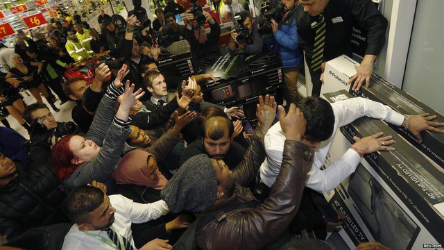 Người Mỹ xếp hàng từ đêm để săn hàng Black Friday