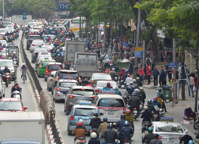 Biển người Hà Nội, Sài Gòn đổ về trung tâm thương mại, khu phố thời trang để săn đồ Black Friday Biển người Hà Nội, Sài Gòn đổ về trung tâm thương mại, khu phố thời trang để săn đồ Black Friday