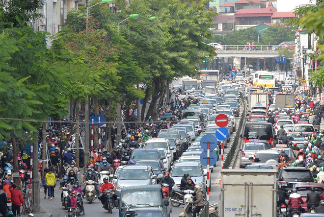 Biển người Hà Nội, Sài Gòn đổ về trung tâm thương mại, khu phố thời trang để săn đồ Black Friday