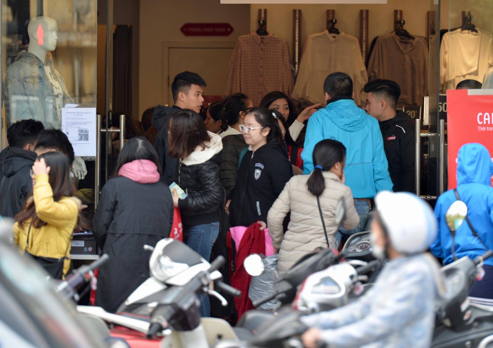 Biển người Hà Nội, Sài Gòn đổ về trung tâm thương mại, khu phố thời trang để săn đồ Black Friday