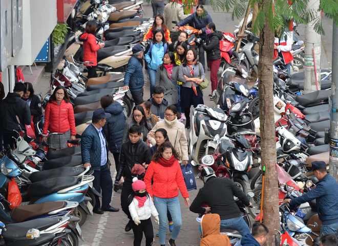 Biển người Hà Nội, Sài Gòn đổ về trung tâm thương mại, khu phố thời trang để săn đồ Black Friday Biển người Hà Nội, Sài Gòn đổ về trung tâm thương mại, khu phố thời trang để săn đồ Black Friday