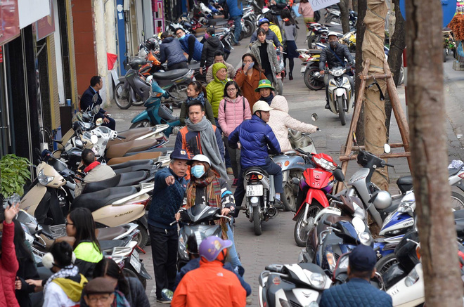 Biển người Hà Nội, Sài Gòn đổ về trung tâm thương mại, khu phố thời trang để săn đồ Black Friday Biển người Hà Nội, Sài Gòn đổ về trung tâm thương mại, khu phố thời trang để săn đồ Black Friday