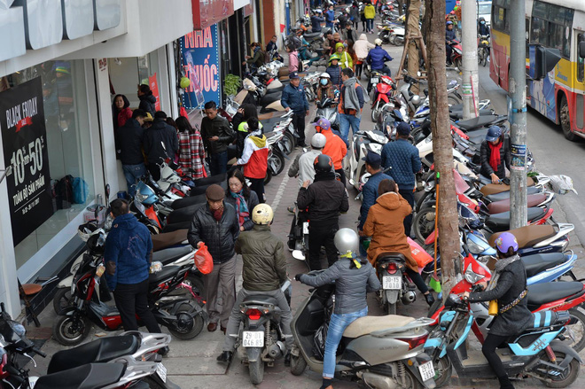 Biển người Hà Nội, Sài Gòn đổ về trung tâm thương mại, khu phố thời trang để săn đồ Black Friday