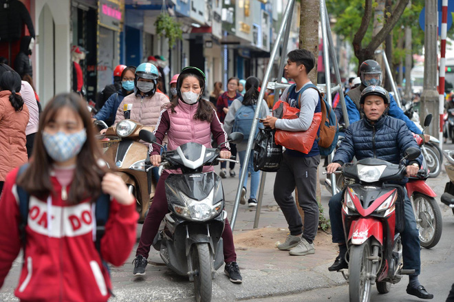 Biển người Hà Nội, Sài Gòn đổ về trung tâm thương mại, khu phố thời trang để săn đồ Black Friday Biển người Hà Nội, Sài Gòn đổ về trung tâm thương mại, khu phố thời trang để săn đồ Black Friday