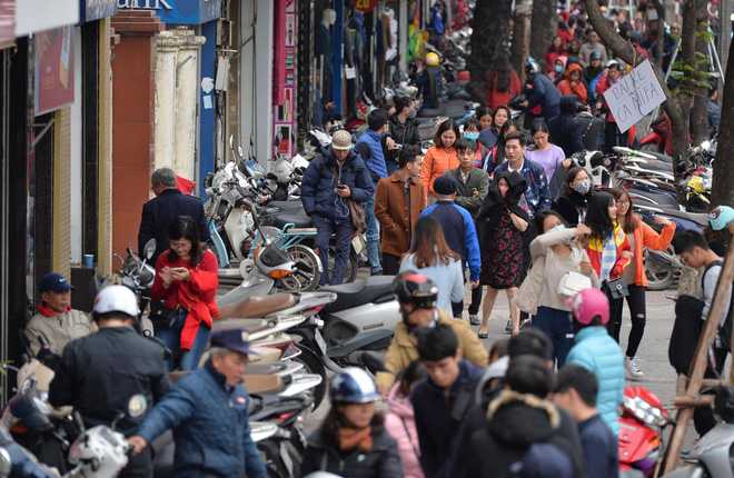 Biển người Hà Nội, Sài Gòn đổ về trung tâm thương mại, khu phố thời trang để săn đồ Black Friday