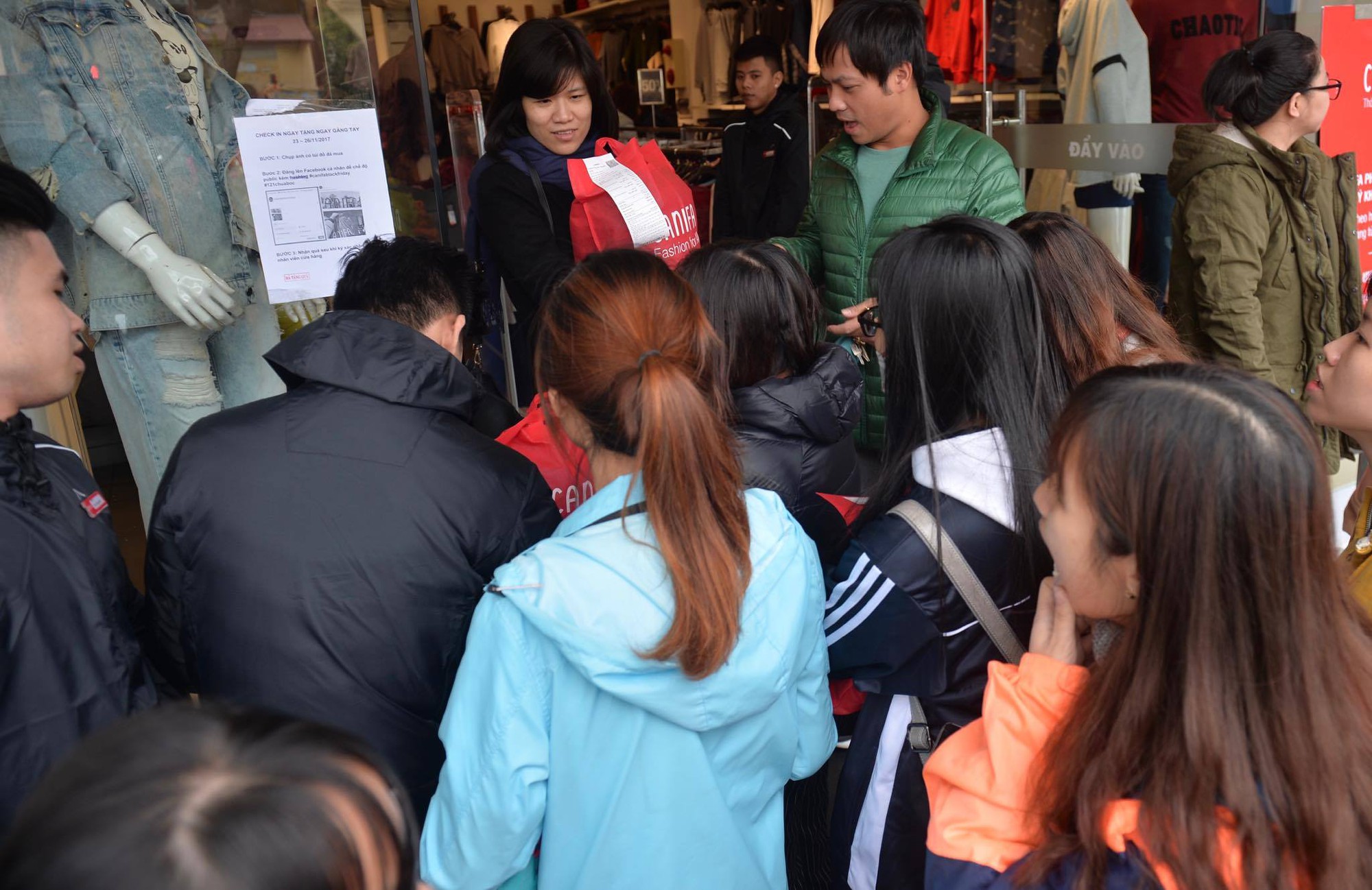 Biển người Hà Nội, Sài Gòn đổ về trung tâm thương mại, khu phố thời trang để săn đồ Black Friday