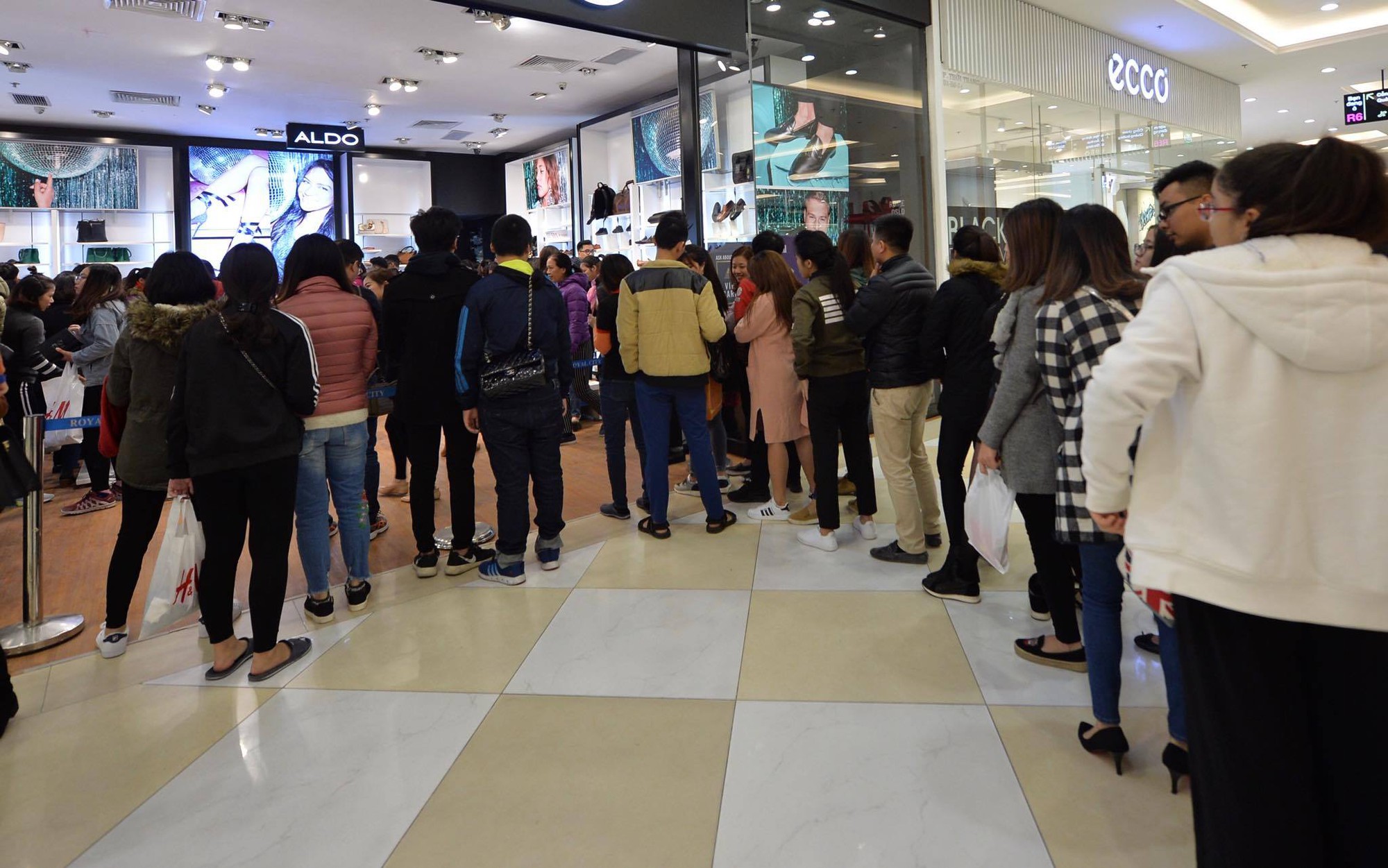 Biển người Hà Nội, Sài Gòn đổ về trung tâm thương mại, khu phố thời trang để săn đồ Black Friday