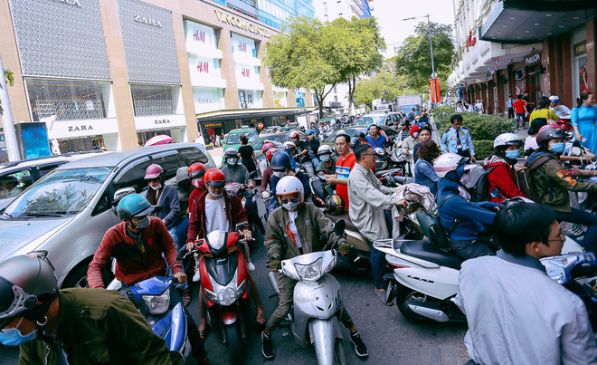 Biển người Hà Nội, Sài Gòn đổ về trung tâm thương mại, khu phố thời trang để săn đồ Black Friday Biển người Hà Nội, Sài Gòn đổ về trung tâm thương mại, khu phố thời trang để săn đồ Black Friday