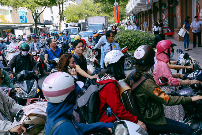 Biển người Hà Nội, Sài Gòn đổ về trung tâm thương mại, khu phố thời trang để săn đồ Black Friday Biển người Hà Nội, Sài Gòn đổ về trung tâm thương mại, khu phố thời trang để săn đồ Black Friday