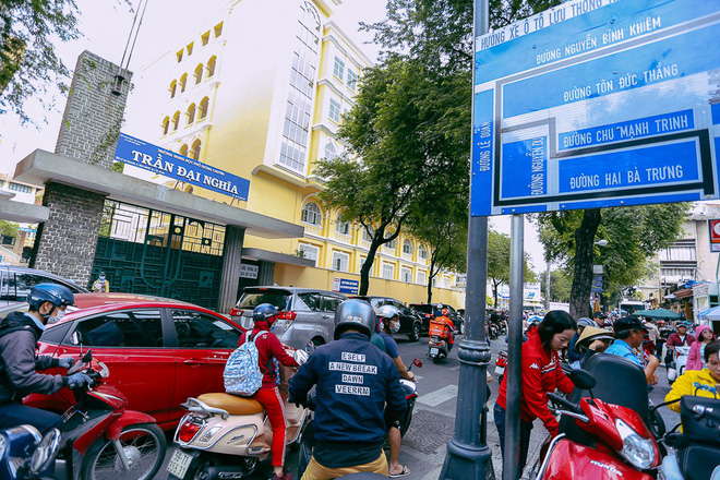 Biển người Hà Nội, Sài Gòn đổ về trung tâm thương mại, khu phố thời trang để săn đồ Black Friday Biển người Hà Nội, Sài Gòn đổ về trung tâm thương mại, khu phố thời trang để săn đồ Black Friday