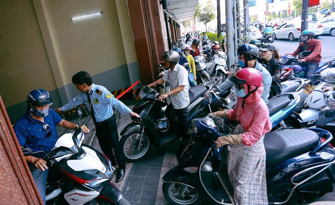 Biển người Hà Nội, Sài Gòn đổ về trung tâm thương mại, khu phố thời trang để săn đồ Black Friday Biển người Hà Nội, Sài Gòn đổ về trung tâm thương mại, khu phố thời trang để săn đồ Black Friday
