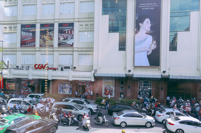 Biển người Hà Nội, Sài Gòn đổ về trung tâm thương mại, khu phố thời trang để săn đồ Black Friday