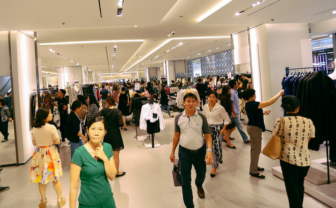 Biển người Hà Nội, Sài Gòn đổ về trung tâm thương mại, khu phố thời trang để săn đồ Black Friday Biển người Hà Nội, Sài Gòn đổ về trung tâm thương mại, khu phố thời trang để săn đồ Black Friday