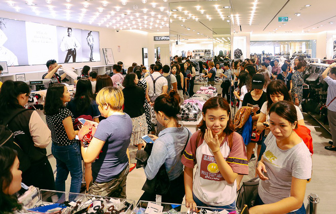 Biển người Hà Nội, Sài Gòn đổ về trung tâm thương mại, khu phố thời trang để săn đồ Black Friday