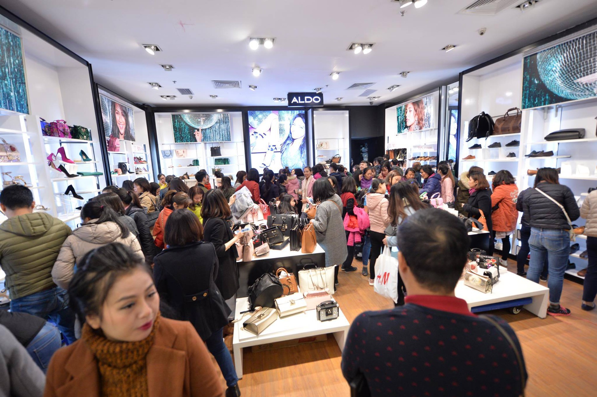 Biển người Hà Nội, Sài Gòn đổ về trung tâm thương mại, khu phố thời trang để săn đồ Black Friday