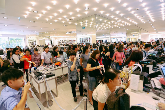 Biển người Hà Nội, Sài Gòn đổ về trung tâm thương mại, khu phố thời trang để săn đồ Black Friday