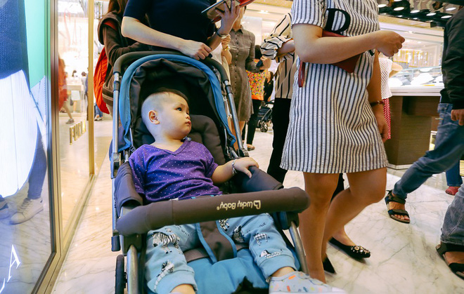 Biển người Hà Nội, Sài Gòn đổ về trung tâm thương mại, khu phố thời trang để săn đồ Black Friday