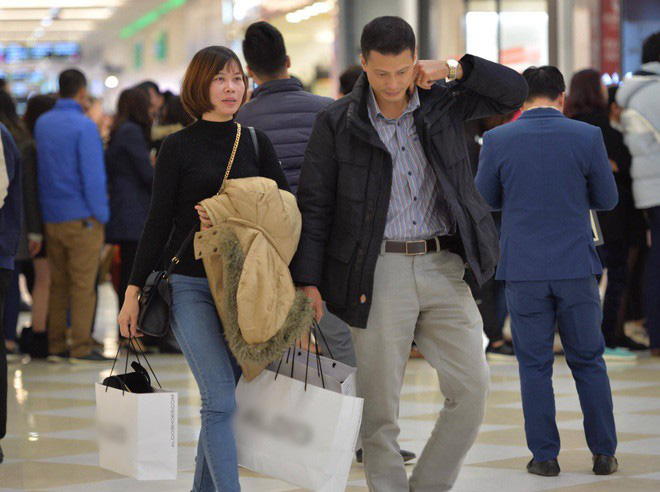 Biển người Hà Nội, Sài Gòn đổ về trung tâm thương mại, khu phố thời trang để săn đồ Black Friday