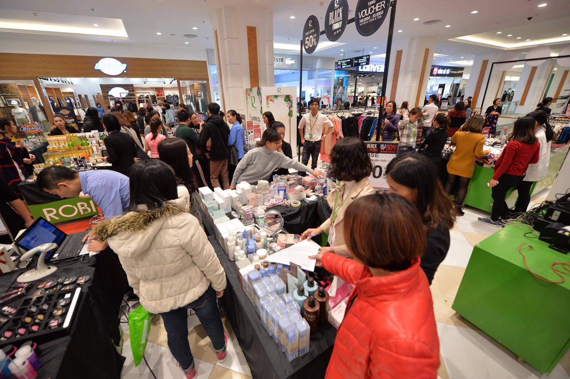 Biển người Hà Nội, Sài Gòn đổ về trung tâm thương mại, khu phố thời trang để săn đồ Black Friday