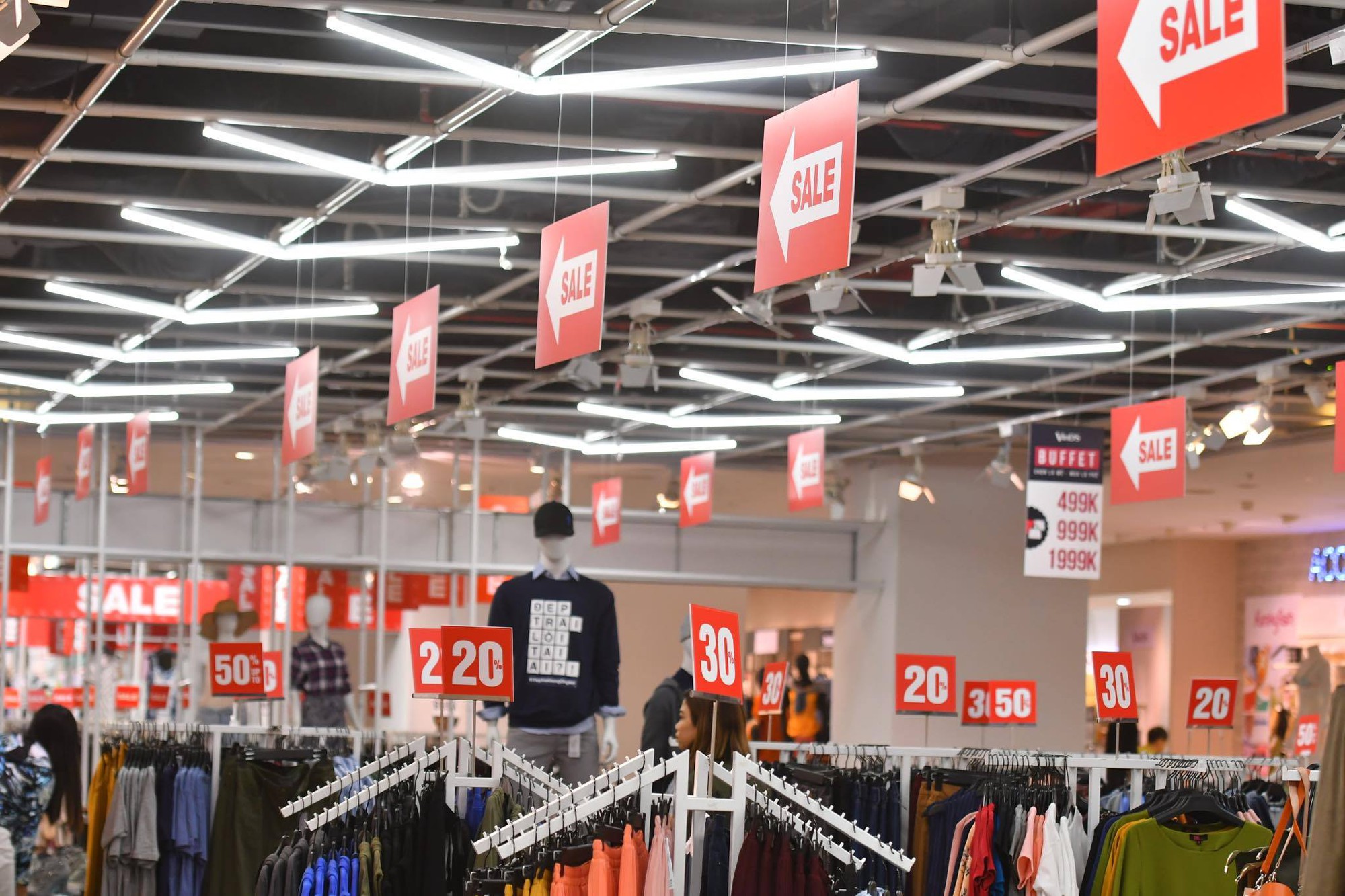 Biển người Hà Nội, Sài Gòn đổ về trung tâm thương mại, khu phố thời trang để săn đồ Black Friday