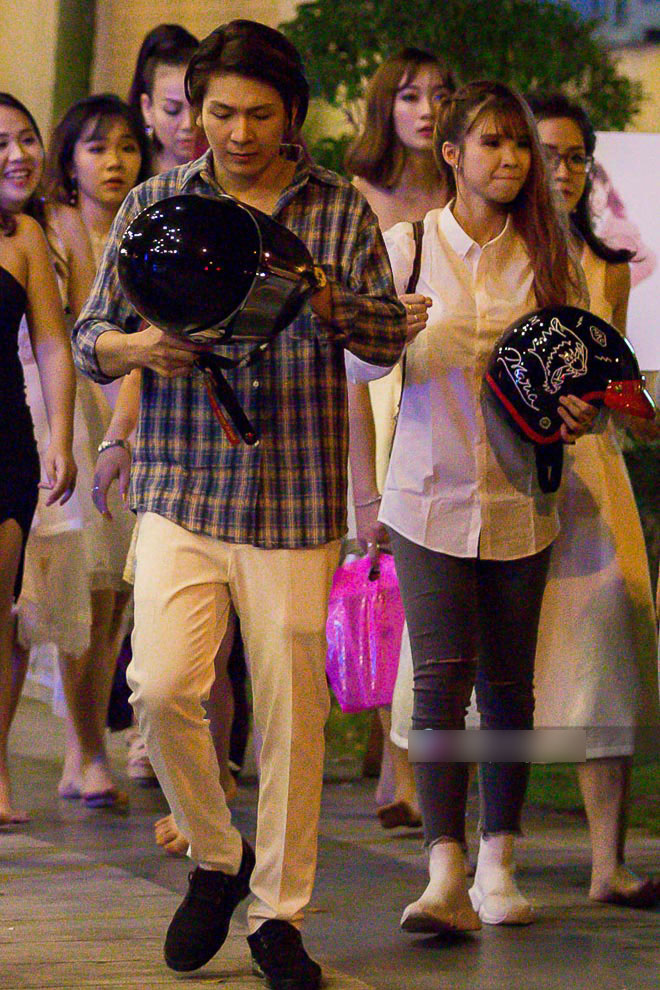 Sau đám cưới, Khởi My và Kelvin Khánh đội mũ bảo hiểm đi motor về nhà