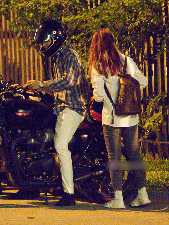 Sau đám cưới, Khởi My và Kelvin Khánh đội mũ bảo hiểm đi motor về nhà