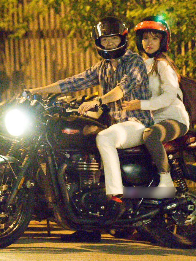 Sau đám cưới, Khởi My và Kelvin Khánh đội mũ bảo hiểm đi motor về nhà