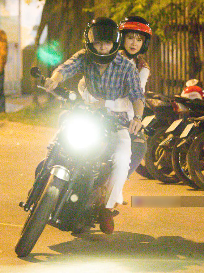 Sau đám cưới, Khởi My và Kelvin Khánh đội mũ bảo hiểm đi motor về nhà