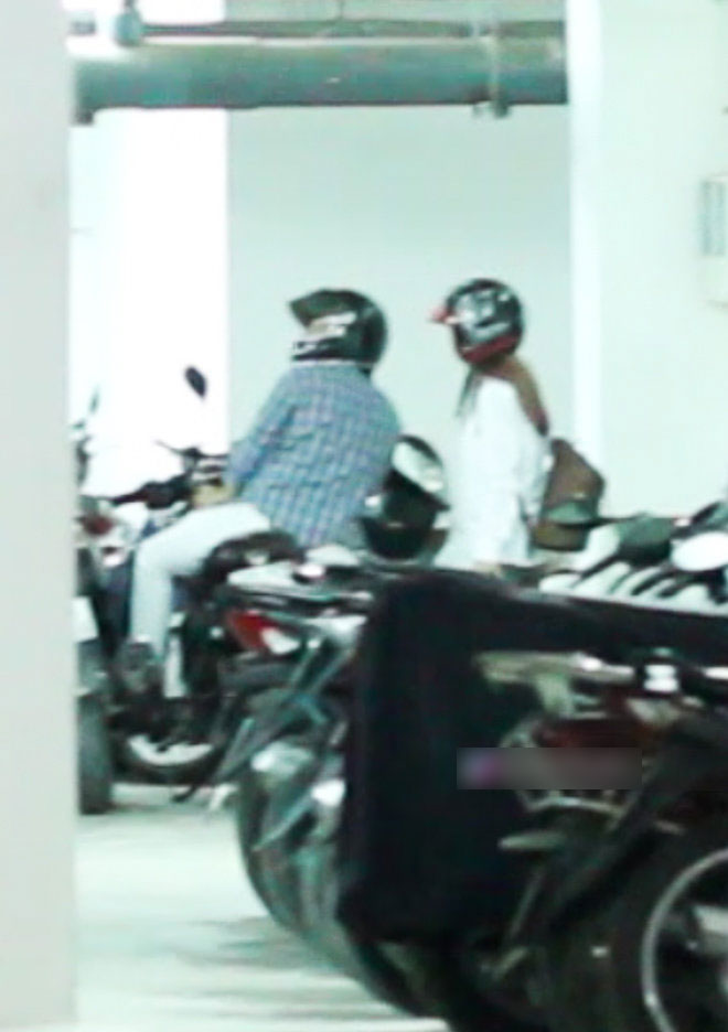 Sau đám cưới, Khởi My và Kelvin Khánh đội mũ bảo hiểm đi motor về nhà