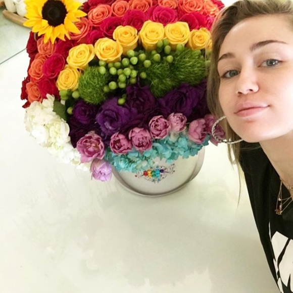 Miley Cyrus bị nghi bầu bí khi lộ bụng to trong ngày sinh nhật