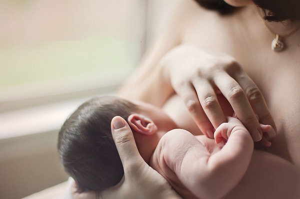 Cuộc sinh nở không tiếng khóc trẻ con, và đêm ấy, hành động của người mẹ khiến nữ y tá chết lặng