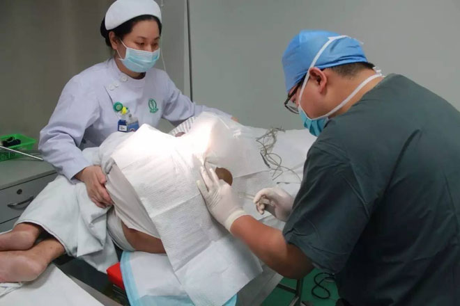 Cuộc sinh nở không tiếng khóc trẻ con, và đêm ấy, hành động của người mẹ khiến nữ y tá chết lặng