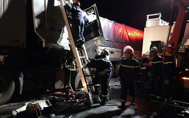 Hà Nội: 3 ô tô dồn toa trên cao tốc, 2 người tử vong