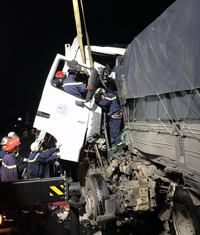 Hà Nội: 3 ô tô dồn toa trên cao tốc, 2 người tử vong