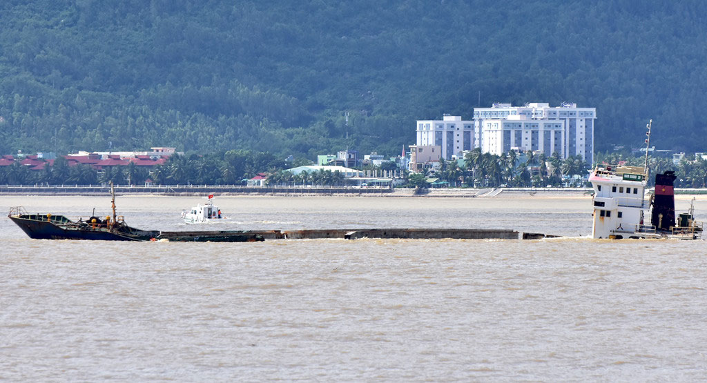 Nghĩa địa tàu hàng chìm khiến container chồng chất ở cảng Quy Nhơn