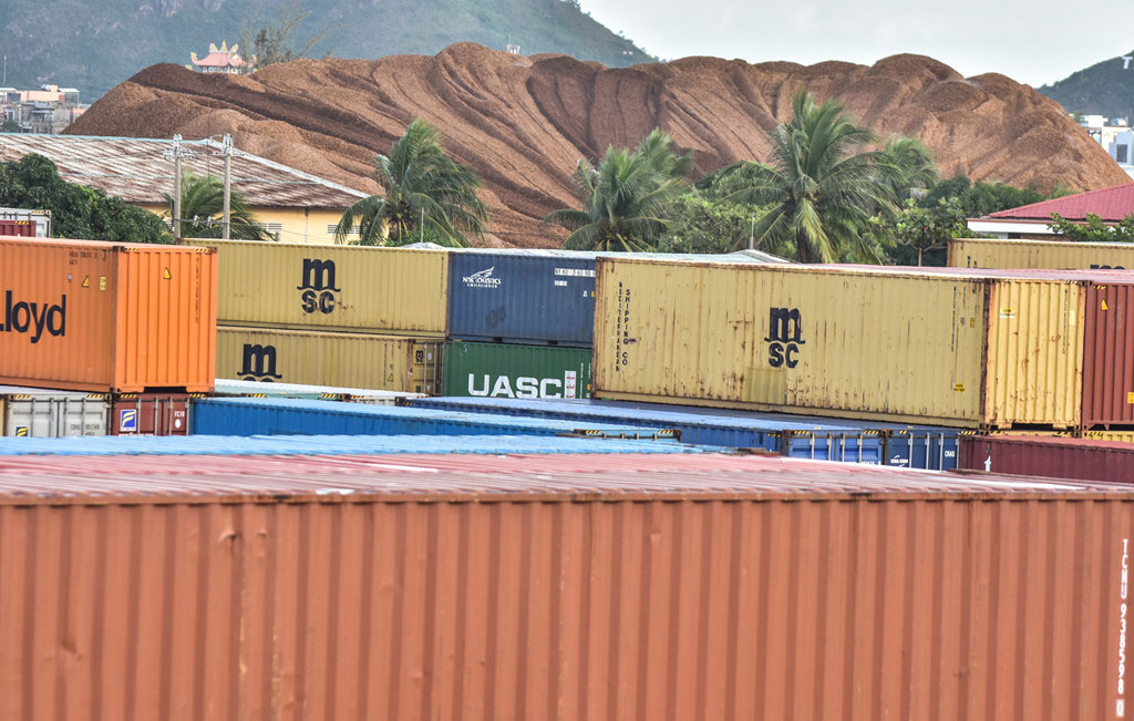 Nghĩa địa tàu hàng chìm khiến container chồng chất ở cảng Quy Nhơn