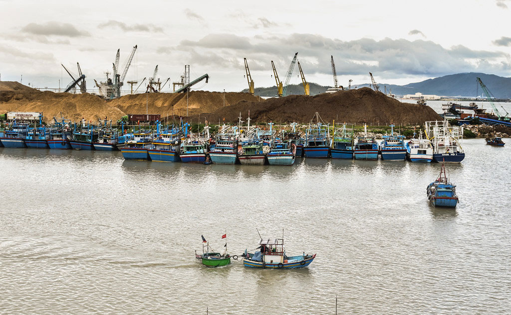 Nghĩa địa tàu hàng chìm khiến container chồng chất ở cảng Quy Nhơn