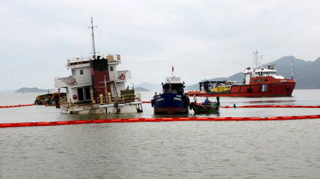 Nghĩa địa tàu hàng chìm khiến container chồng chất ở cảng Quy Nhơn