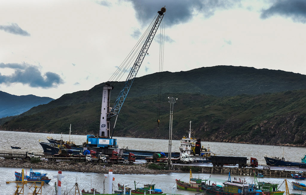 Nghĩa địa tàu hàng chìm khiến container chồng chất ở cảng Quy Nhơn