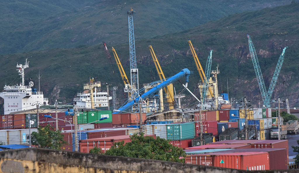 Nghĩa địa tàu hàng chìm khiến container chồng chất ở cảng Quy Nhơn