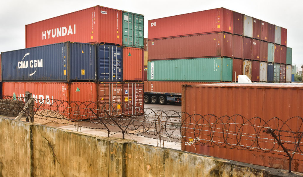 Nghĩa địa tàu hàng chìm khiến container chồng chất ở cảng Quy Nhơn