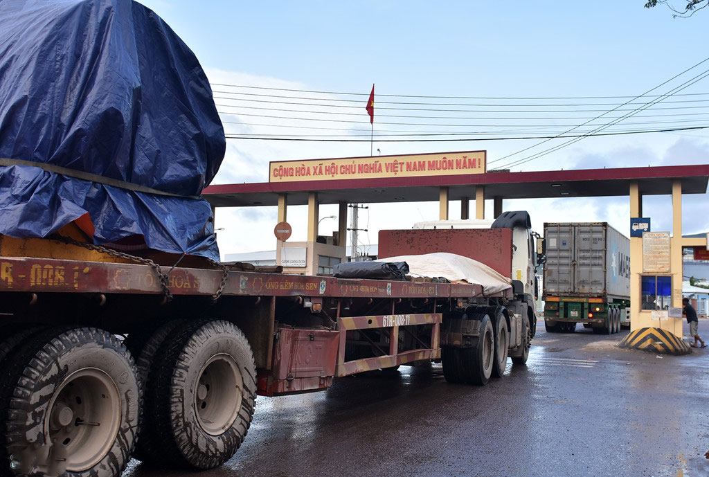 Nghĩa địa tàu hàng chìm khiến container chồng chất ở cảng Quy Nhơn